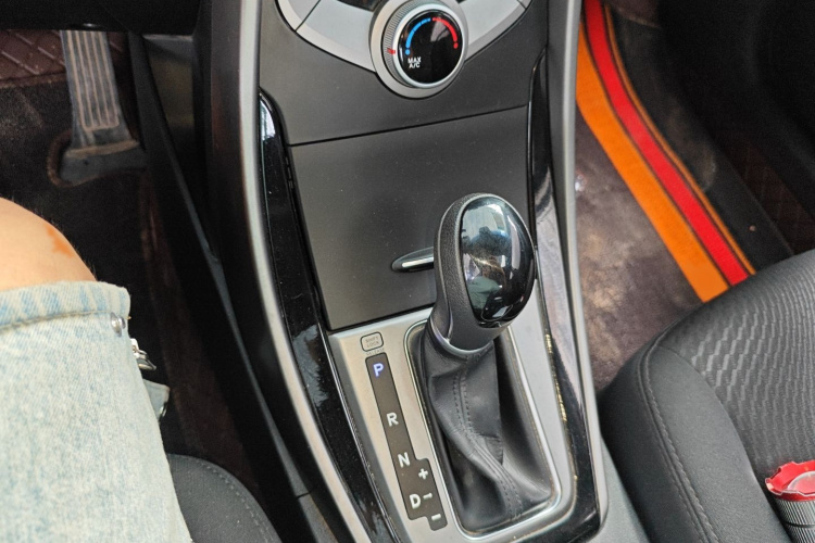 现代 朗动 2015款 1.6L 自动领先型局部细节18