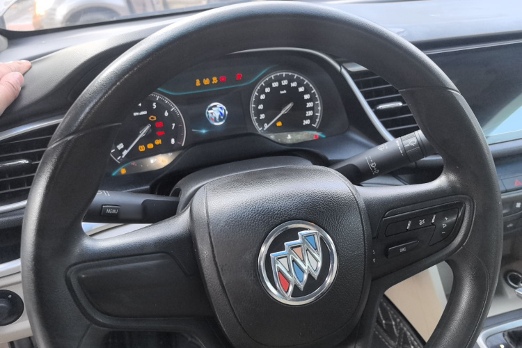 别克 英朗 2015款 15N 自动精英型中控内饰13