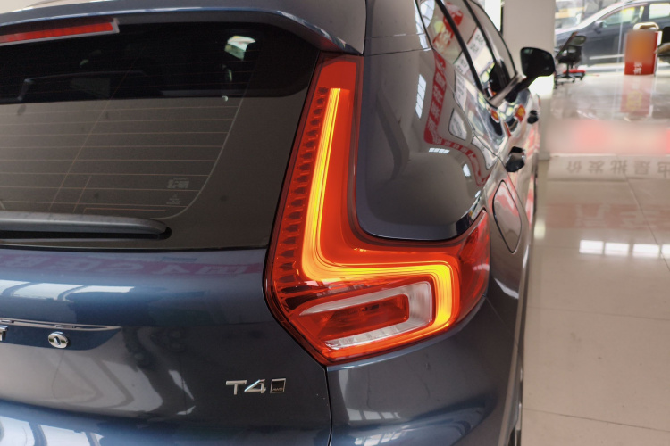 沃尔沃XC40 2022款 T4 四驱智行时尚版车身外观9
