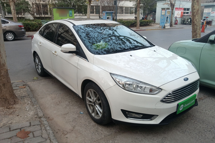 福特 福克斯 2018款 三厢经典 EcoBoost 180 自动精英型车身外观3