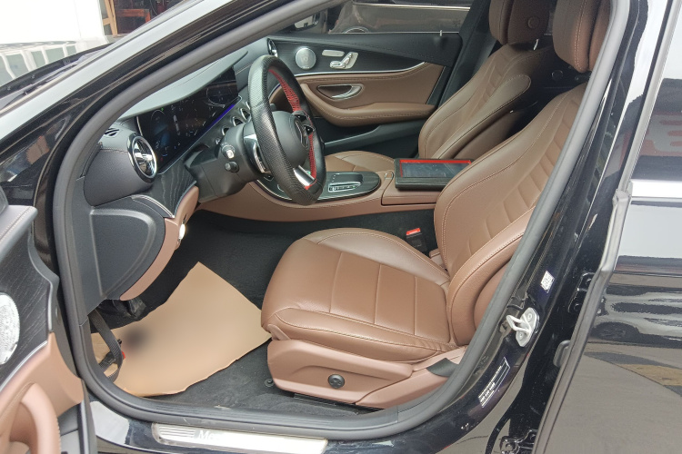 奔驰E级 2021款 E 300 L 运动豪华型局部细节19