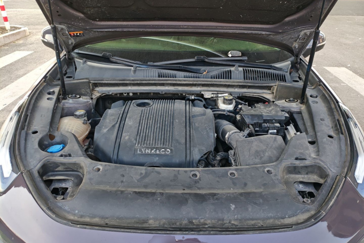 领克02 2021款 1.5TD DCT两驱耀Plus机舱底盘24