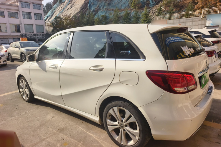 奔驰B级 2017款 B 200 动感型车身外观4