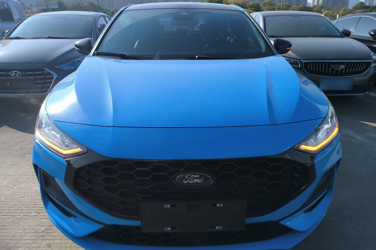 福特 福克斯 2022款 三厢 EcoBoost 180 自动ST Line车身外观2