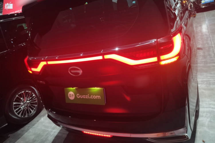 广汽传祺 传祺M8 2023款 领秀系列 390T 豪华版车身外观6004