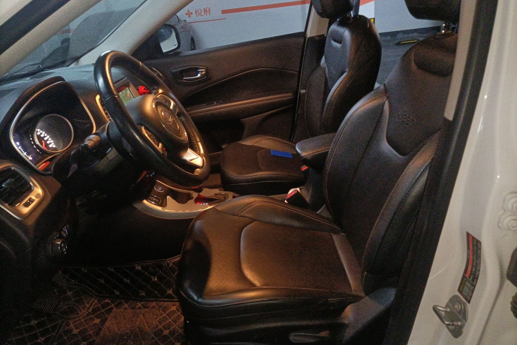 Jeep 指南者 2017款 200T 自动家享版中控内饰19