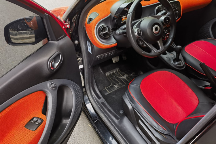 smart forfour 2016款 1.0L 52千瓦激情版中控内饰7002