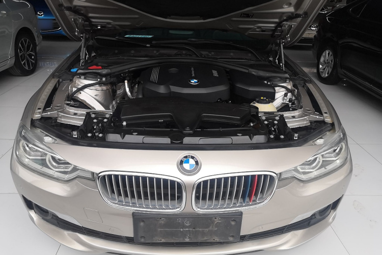 宝马3系 2018款 318Li机舱底盘24