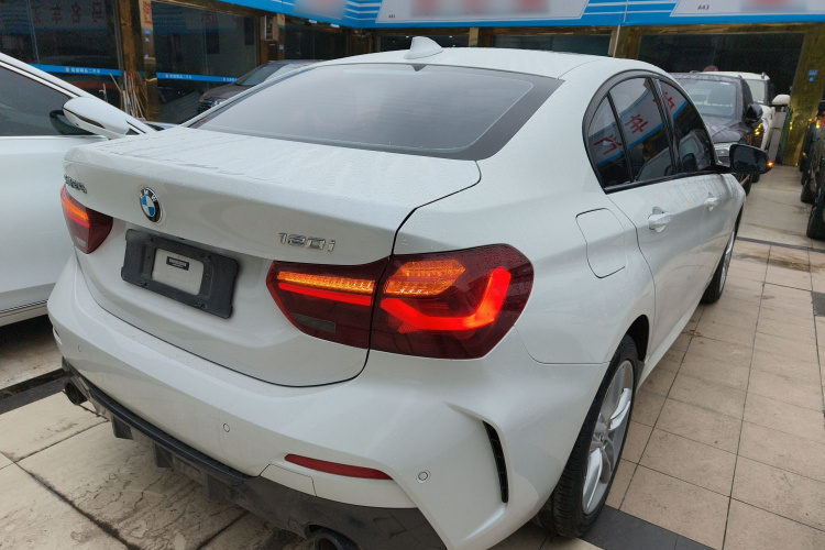 宝马1系 2023款 120i M运动曜夜版车身外观7