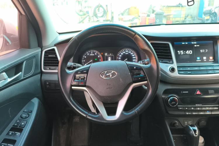 现代 途胜 2018款 1.6T 双离合两驱15周年特别版局部细节13