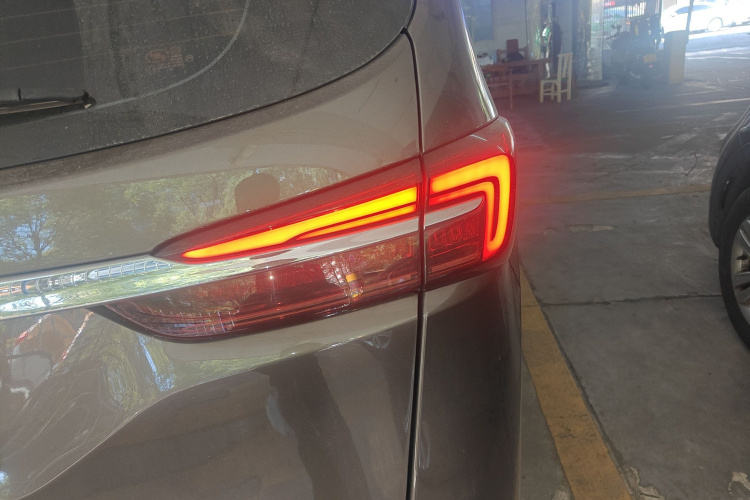 别克GL8 2023款 陆上公务舱 舒适型车身外观6006