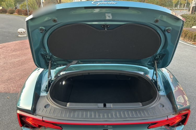 名爵 MG Cyberster 2026款 520km 传奇四驱版中控内饰7009