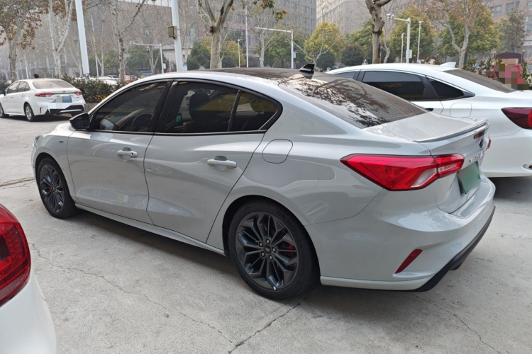 福特 福克斯 2022款 三厢 EcoBoost 180 自动ST Line车身外观4