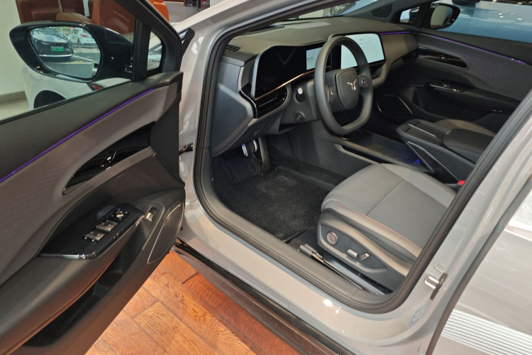 红旗EH7 2025款 640 四驱 智选版中控内饰20