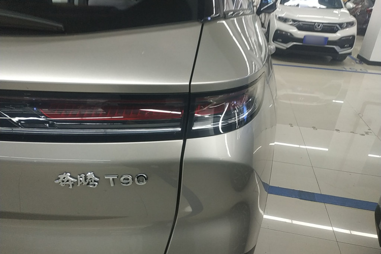 奔腾T90 2023款 2.0T 自动旗舰型车身外观9