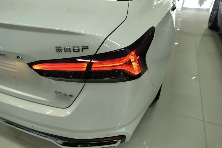 日产 天籁 2022款 2.0T XL 进享版车身外观9