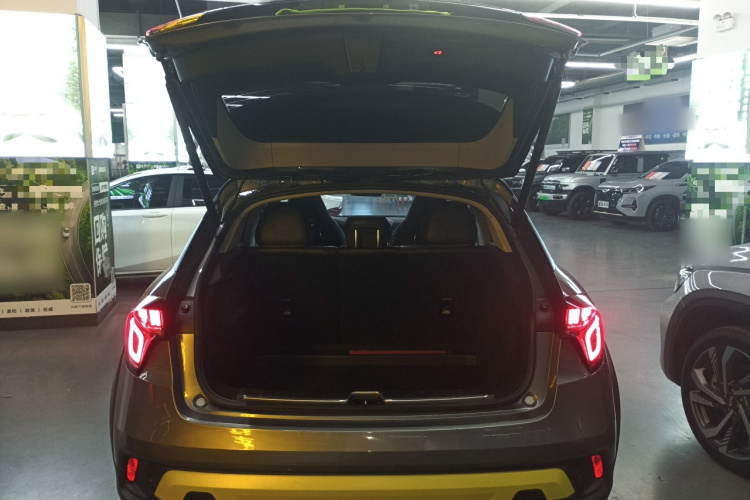 领克02 2022款 2.0TD DCT耀Pro机舱底盘23