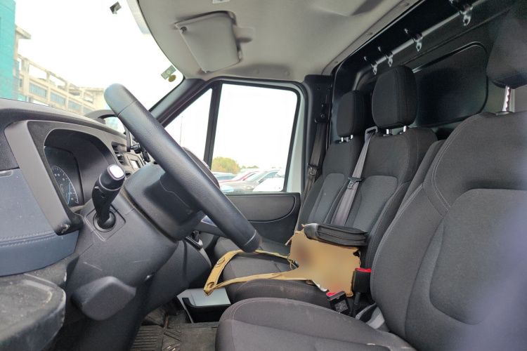 江铃福顺 2022款 2.0T 手动厢式运输车中轴中高顶3座中控内饰19