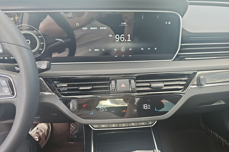 红旗HS5 2019款 2.0T 智联旗领四驱版中控内饰7005