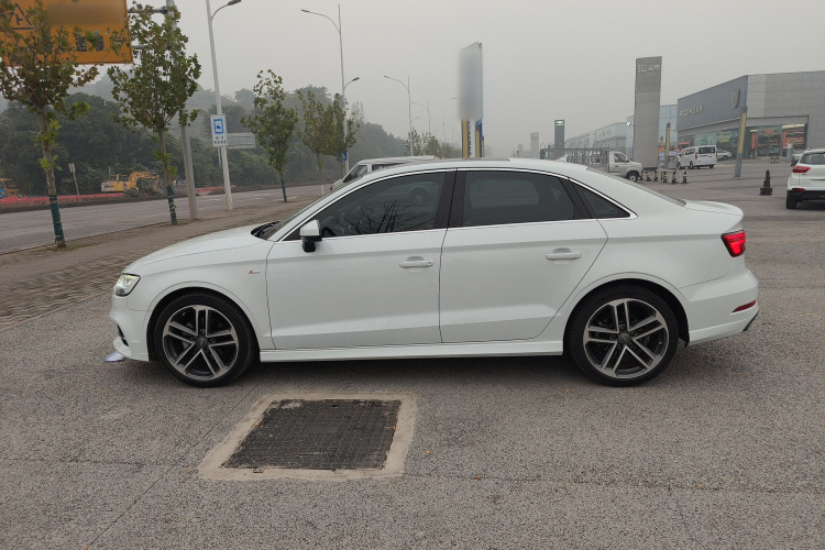 奥迪A3 2018款 30周年年型 Limousine 35 TFSI 运动型车身外观4