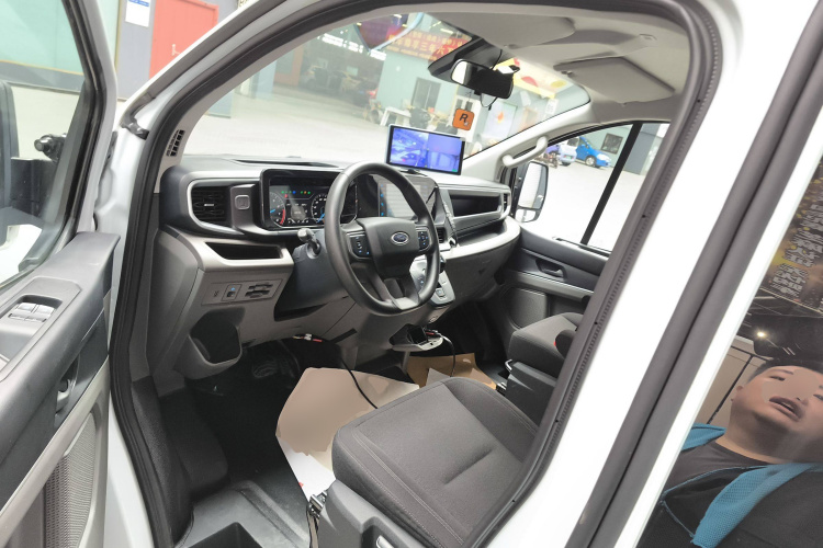 福特 全顺 2023款 2.0T汽油自动多功能商用车中轴低顶5/6座中控内饰20