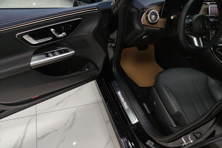 奔驰EQE 2022款 350 豪华版中控内饰20