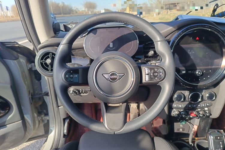 MINI 2023款 1.5T COOPER 艺术家中控内饰13