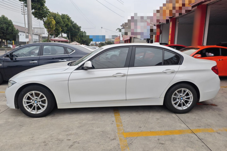 宝马3系 2016款 316i 时尚型车身外观4