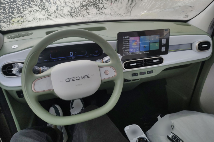 吉利银河 2025款 210km 熊猫骑士中控内饰12
