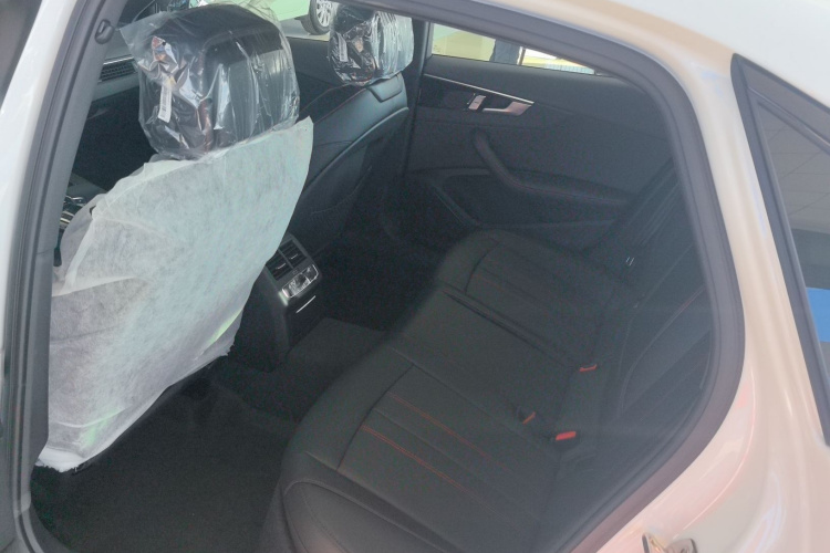 奥迪A4L 2025款 200万辆悦享版 40 TFSI 豪华动感型中控内饰7001