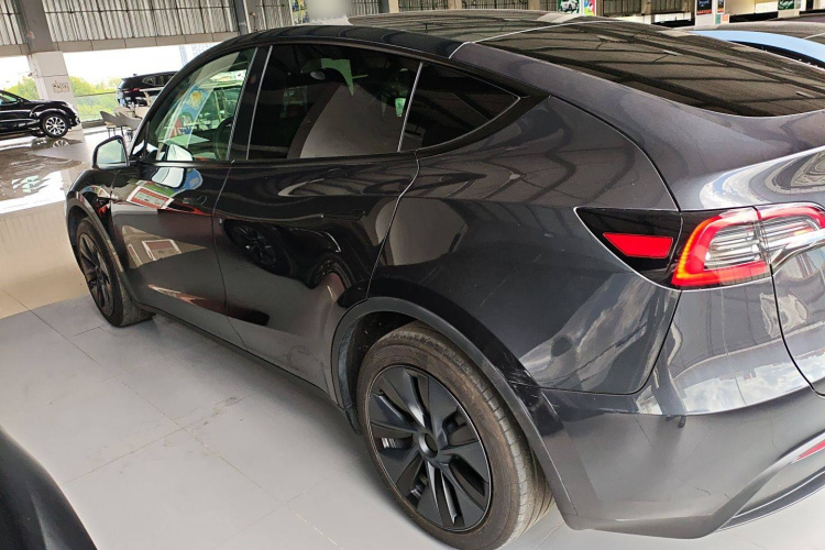 特斯拉 Model Y 2024款 后轮驱动版车身外观4