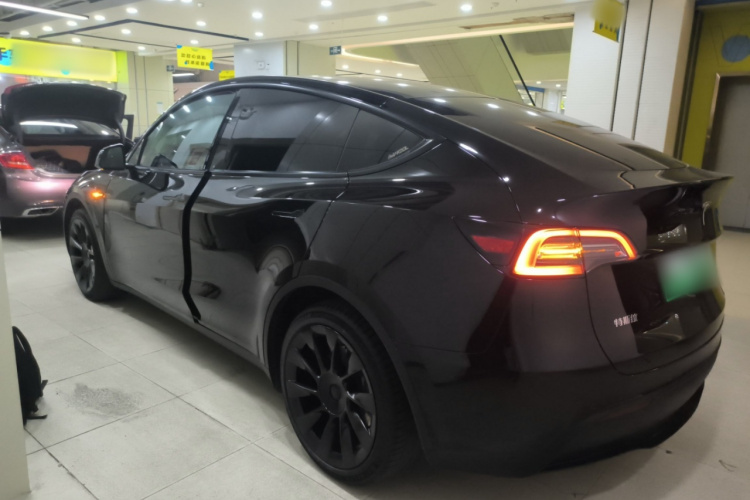 特斯拉 Model Y 2022款 后轮驱动版车身外观4