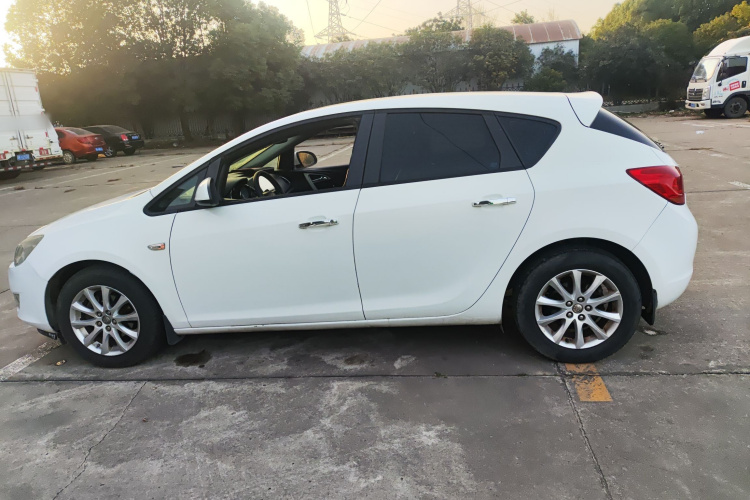 别克 英朗 2014款 XT 1.6L 自动时尚版车身外观4