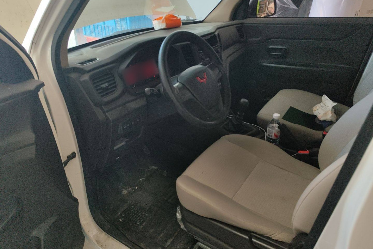 五菱汽车 五菱宏光V 2022款 1.5L劲取版液压助力LAR中控内饰7003