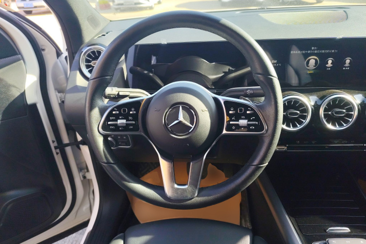 奔驰GLA 2022款 改款 GLA 200中控内饰13