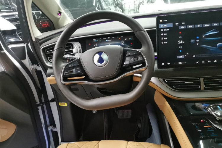 腾势D9 2024款 DM-i 980 四驱旗舰型中控内饰13