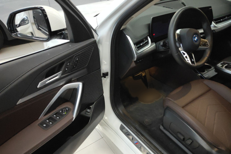 宝马iX1 2023款 eDrive25L M运动套装中控内饰7003