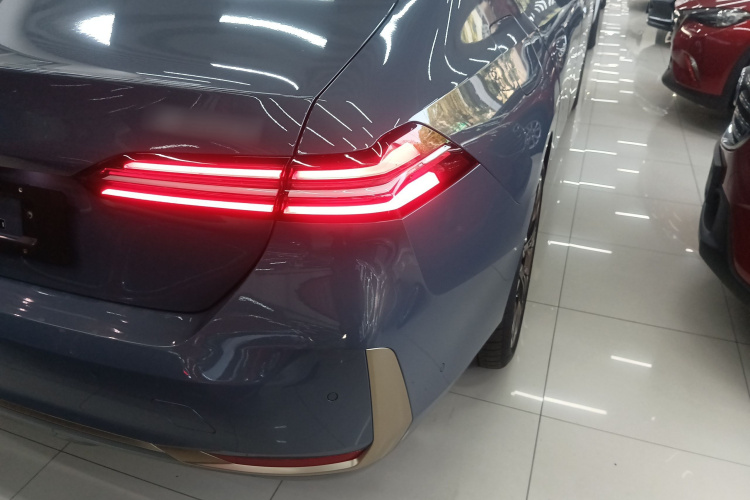 宝马5系 2024款 530Li 尊享型 豪华套装车身外观9