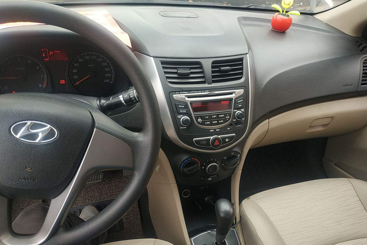 现代 瑞纳 2014款 1.4L 自动智能型GLS中控内饰7002