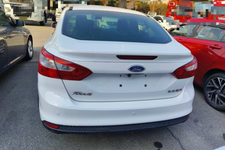 福特 福克斯 2012款 三厢 1.6L 自动风尚型车身外观6