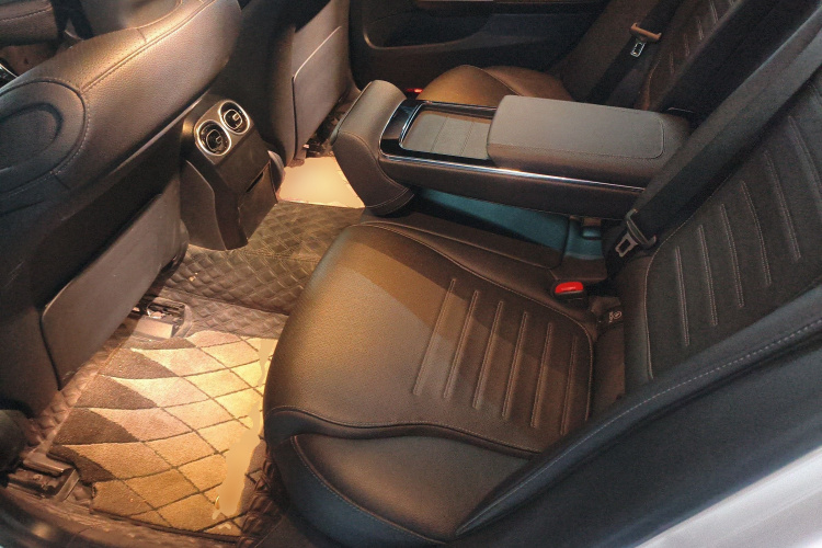 奔驰C级 2023款 C 200 L 运动版中控内饰7004