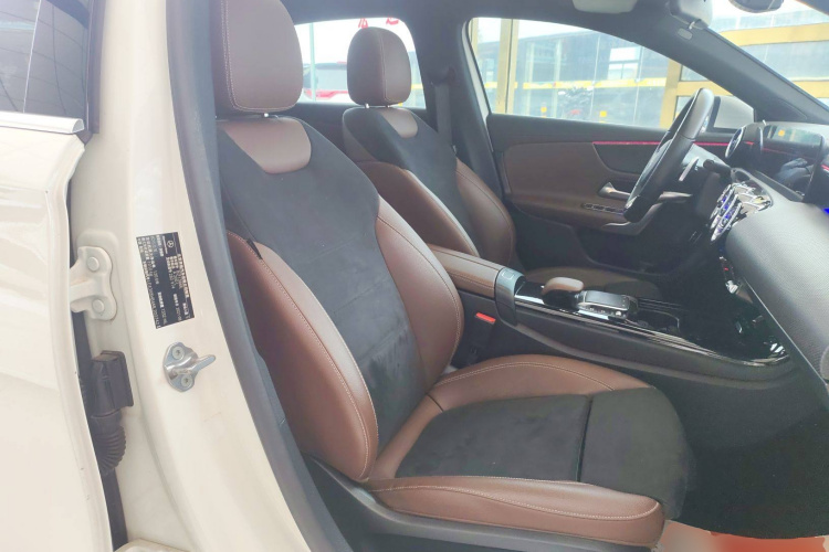 奔驰A级 2021款 A 200 L 运动轿车时尚型局部细节41