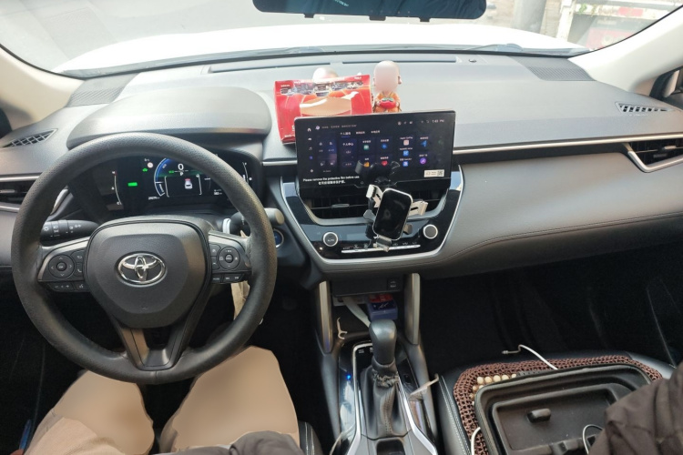 丰田 卡罗拉锐放 2023款 双擎 2.0L 精英版中控内饰12