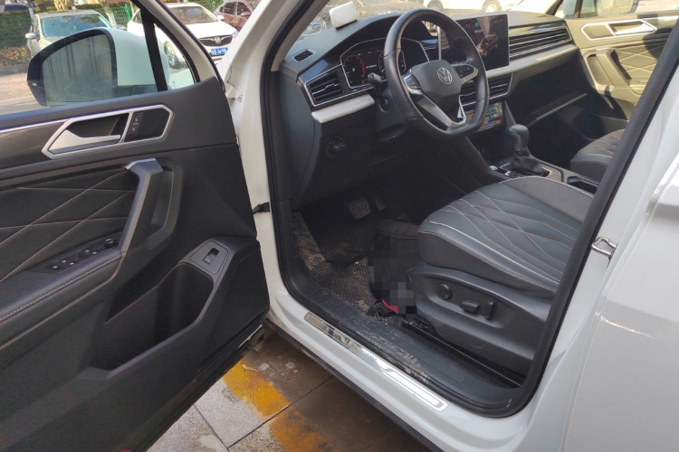 大众 途观L 2024款 300TSI 自动两驱智享版中控内饰7003