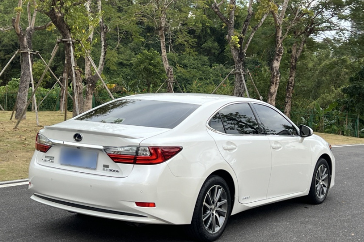 雷克萨斯ES 2017款 300h Mark Levinson舒适版车身外观6002