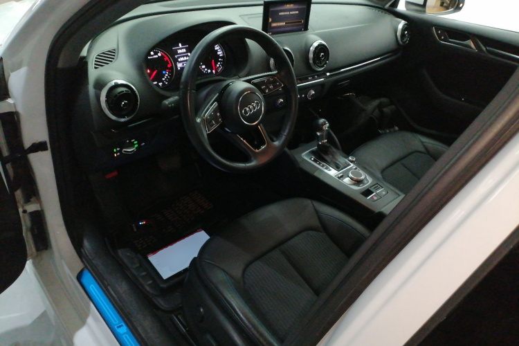 奥迪A3 2018款 30周年年型 Limousine 35 TFSI 时尚型中控内饰12