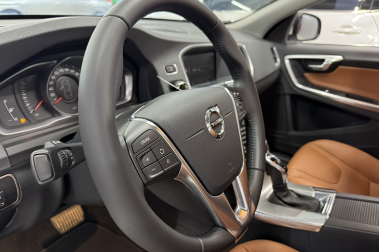 沃尔沃S60 2019款 S60L 改款 T5 智进进阶版中控内饰7008