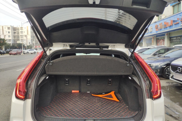 凯迪拉克XT4 2020款 改款 28T 两驱技术型机舱底盘23