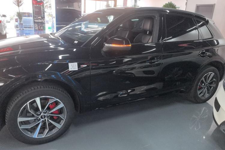 奥迪Q5L 2025款 45周年典藏版 40 TFSI 豪华动感型车身外观4