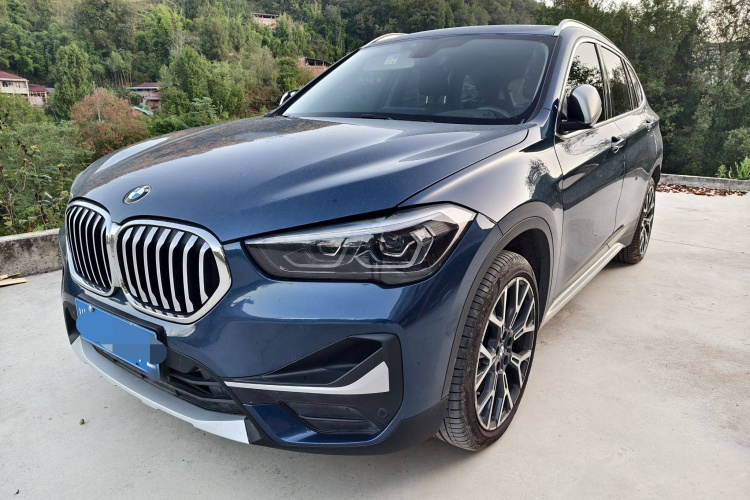 宝马X1 2022款 改款 xDrive25Li 尊享型车身外观1
